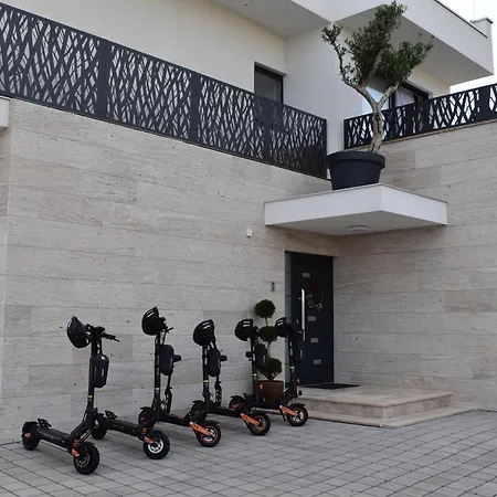 Lauvi, Free Fiat 500 Cabriolet, Scooters , Ps5 Villa *